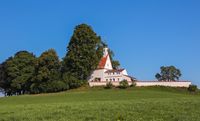 Loreto-Kapelle-inmitten-saftig-gruener-Wiesen